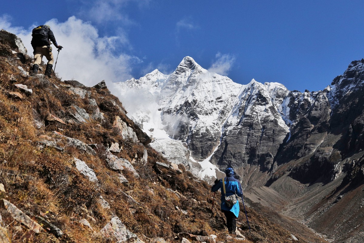 它被国家地理称为最美雪山, 藏区八大神山之首, 每年有无数人朝拜|国家地理|大神山|藏区_新浪新闻