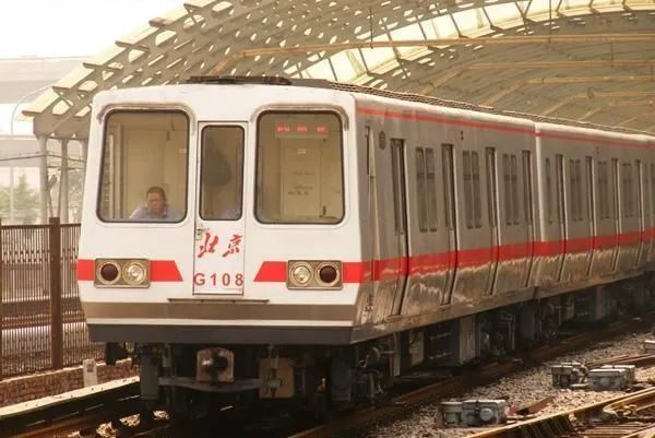 中华人民共和国的第一列地铁列车从石景山开出