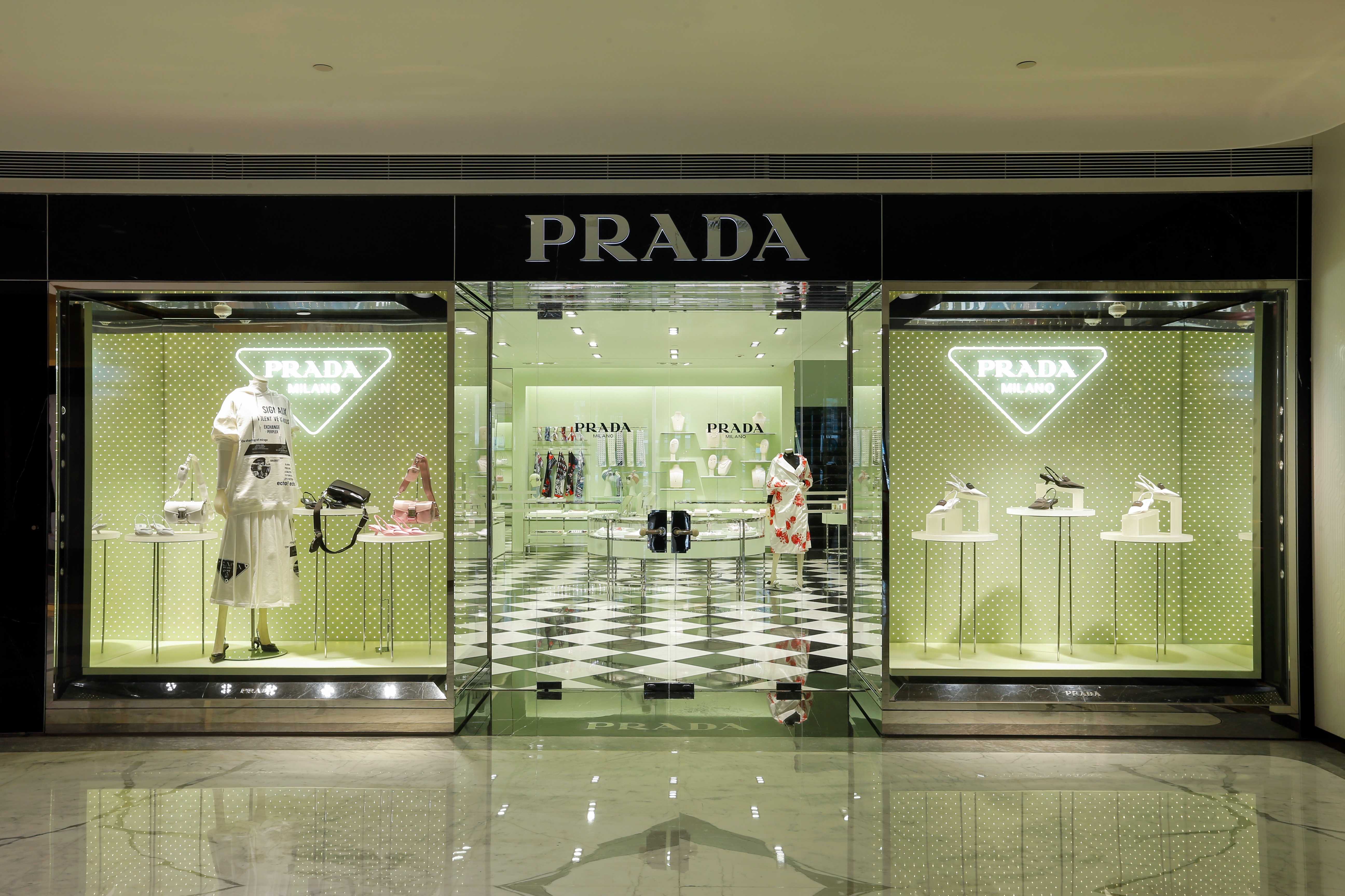 女装区呈现品牌标志性元素:包括源于prada伊曼纽尔二世长廊精品店