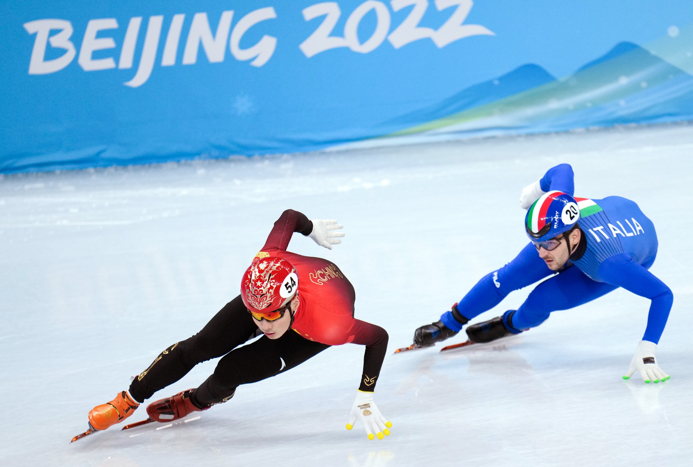 北京冬奥会短道速滑中国短道速滑队主教练金善台胜利后仍怀紧迫感