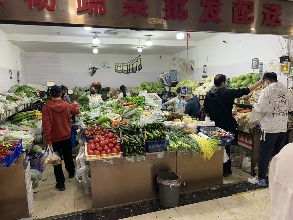 记者探访 | 社区周边市场供应充足，蔬菜水果十分新鲜