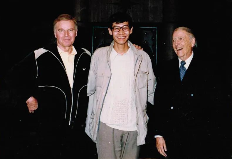 任鸣与《哗变》的作者赫尔曼·沃克（右）、导演查尔顿·赫斯顿（左） 图片来自北京人艺官方公众号