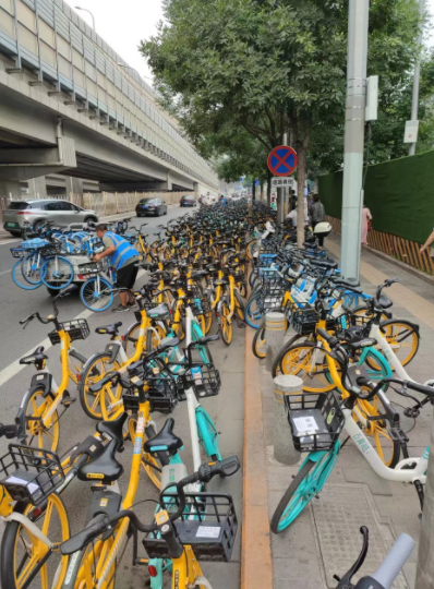 即便有“黑名单”震慑 北京共享单车违停现象依然存在