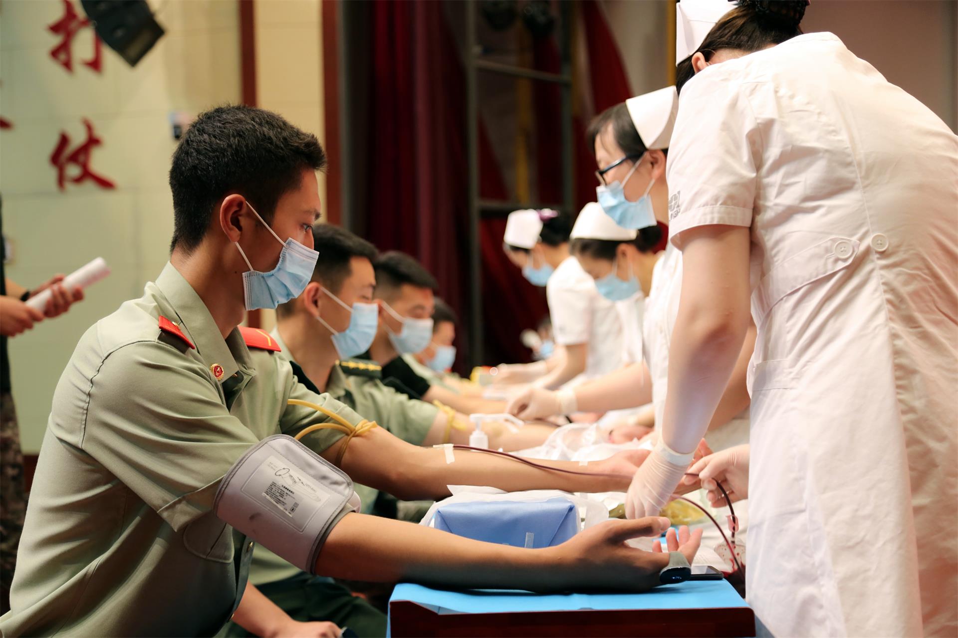军人献血图片