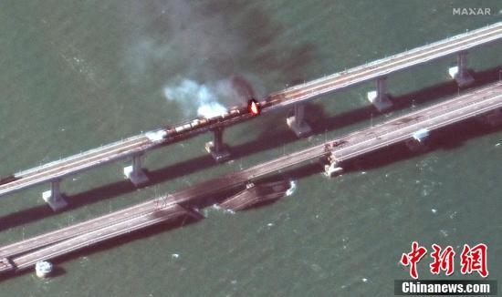 10月8日，卫星航拍爆炸起火的克里米亚大桥，桥面上浓烟滚滚，部分路面断裂。