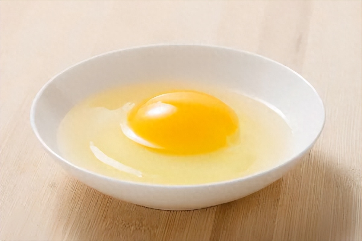 传媒网 煮鸡蛋时只需加一点它，鸡蛋不开裂还自动脱壳，吃起来更香更嫩！